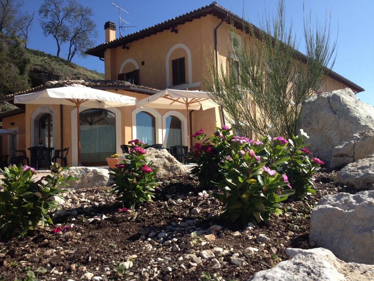 Bed and Breakfast Il Casale San Martino Норча Экстерьер фото